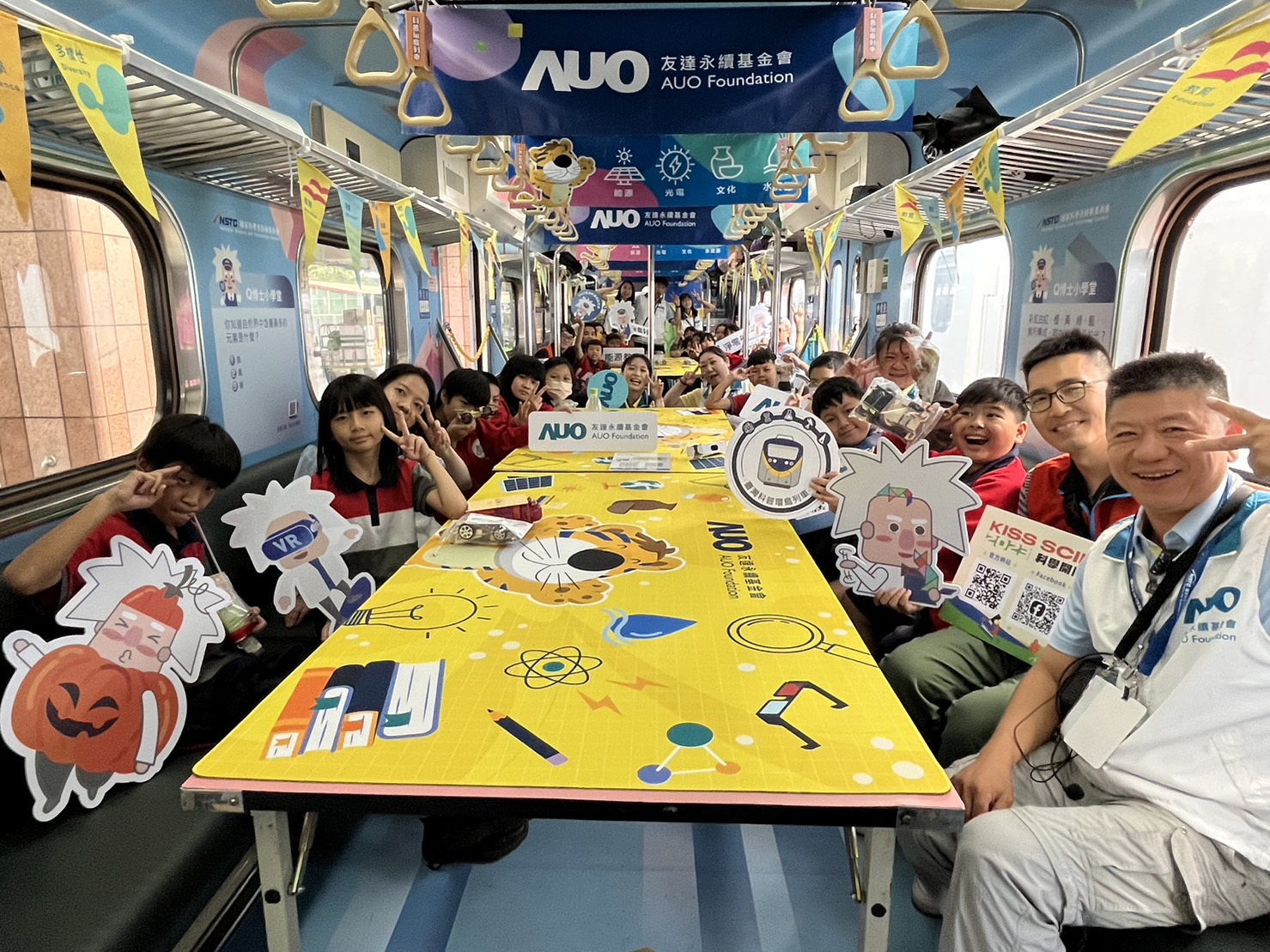 永續基金會參與「臺灣科普環島列車」，設計基礎科學車廂課程，以「淨零碳排和永續能源」為主題，讓學生透過創意實驗認識淨零知識，以及思考生活中的減碳行為