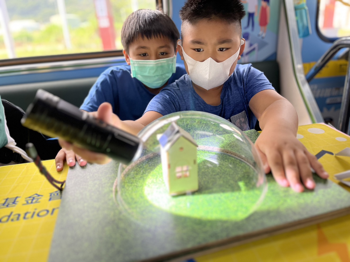 參與基礎科學主題車廂，以STEAM教學精神，設計「逐日科學家」、「太陽能工程師」以及「淨零建築師」三大能源科普課程和實驗